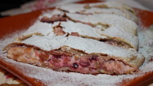 ванильный штрудель с яблоком, сливами и творогом