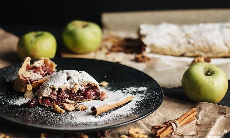 Рецепт вишневого штруделя из готового теста