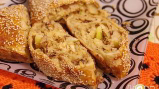 Яблочный штрудель декорированный кунжутом