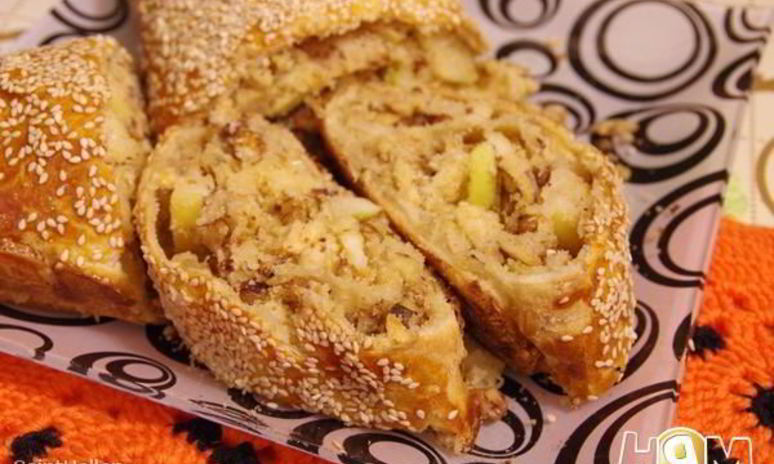 Рецепт яблочного штруделя декорированного кунжутом