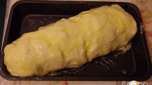 яблочный штрудель декорированный кунжутом