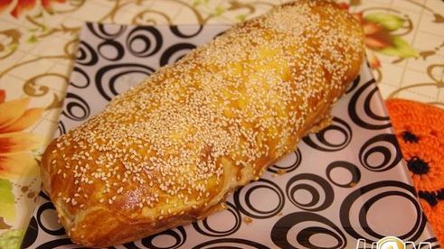 яблочный штрудель декорированный кунжутом