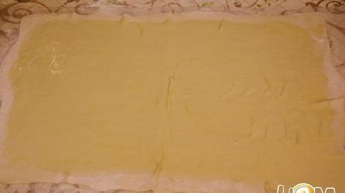 яблочный штрудель декорированный кунжутом