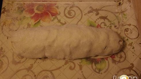 яблочный штрудель декорированный кунжутом