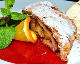 Яблочный штрудель с мороженым и клубничным топингом