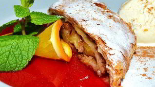 Яблочный штрудель с мороженым и клубничным топингом