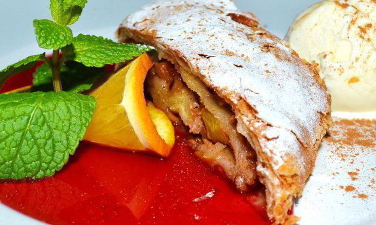 Рецепт яблочного штруделя с мороженым и клубничным топингом