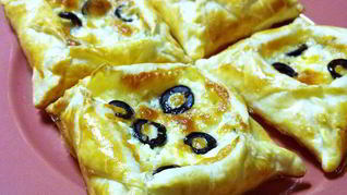 Слоеные конвертики 4 сыра