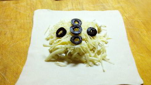 слоеные конвертики 4 сыра