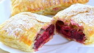 Слойки из готового слоеного теста с начинкой из замороженной вишни