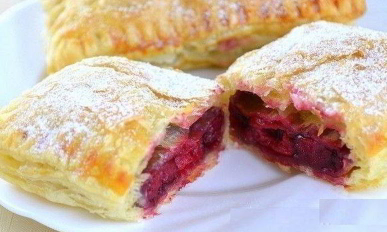 Рецепт слоек из готового слоеного теста с начинкой из замороженной вишни