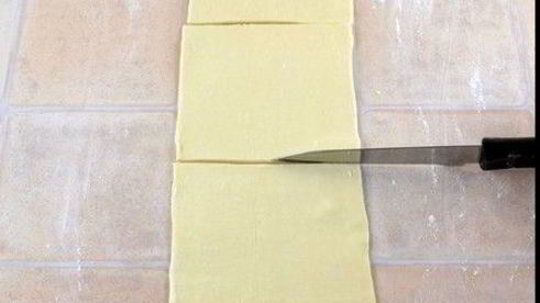 слойки из готового слоеного теста с начинкой из замороженной вишни