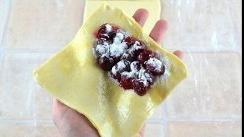 слойки из готового слоеного теста с начинкой из замороженной вишни