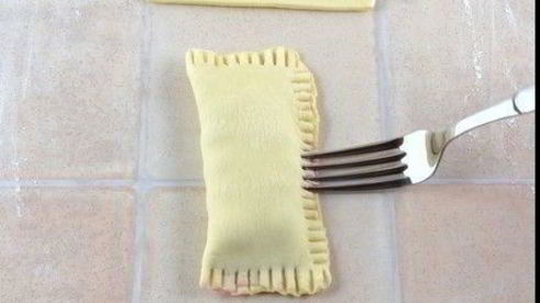 слойки из готового слоеного теста с начинкой из замороженной вишни