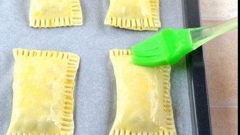 слойки из готового слоеного теста с начинкой из замороженной вишни