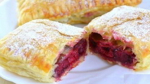 слойки из готового слоеного теста с начинкой из замороженной вишни