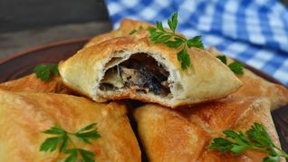 Слойки с грибами из слоеного теста