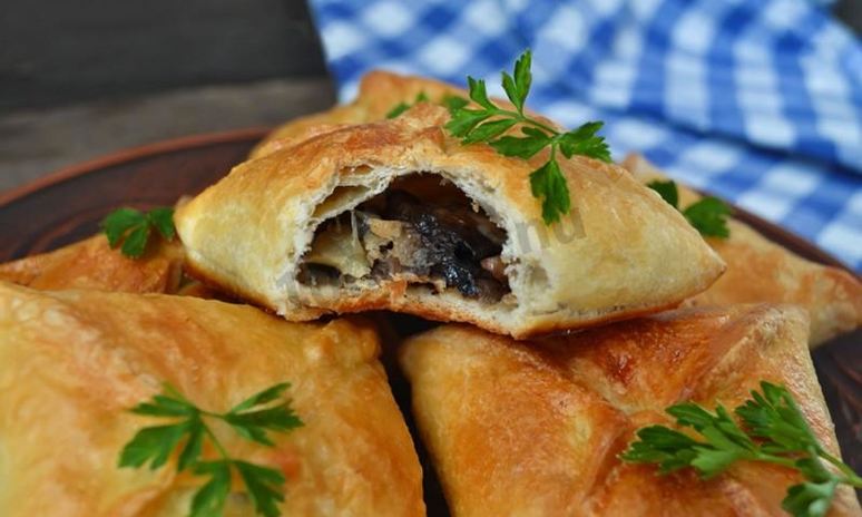 Рецепт слоек с грибами из слоеного теста