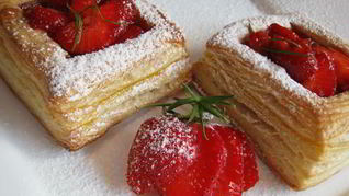 Слойки с клубникой в розмариновом меду