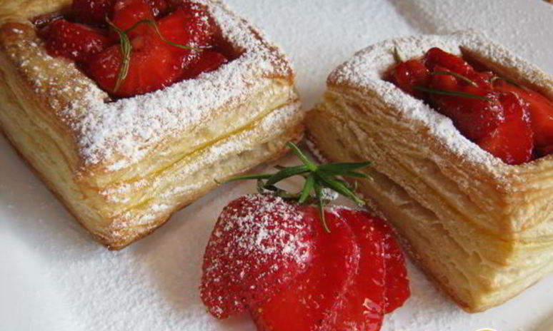 Рецепт слоек с клубникой в розмариновом меду
