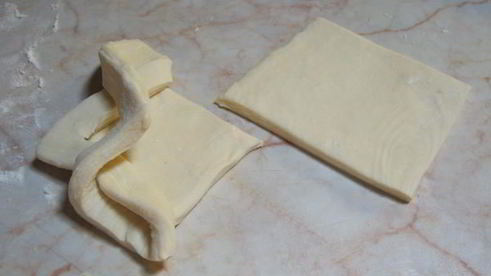 слойки с клубникой в розмариновом меду