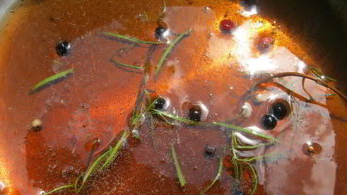 слойки с клубникой в розмариновом меду