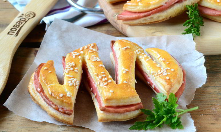 Рецепт слоек с колбасой зигзаг