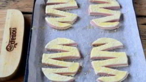 слойки с колбасой зигзаг