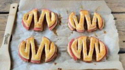 слойки с колбасой зигзаг