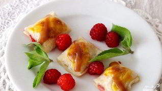 Слойки с малиной