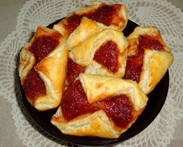 Слойки с вареньем из слоеного теста