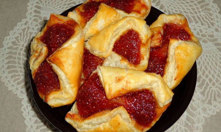 Рецепт слоек с вареньем из слоеного теста
