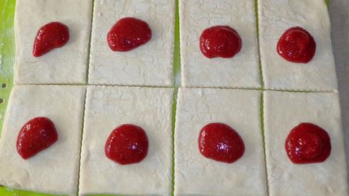 слойки с вареньем из слоеного теста