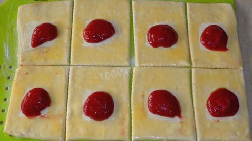 слойки с вареньем из слоеного теста