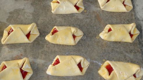 слойки с вареньем из слоеного теста