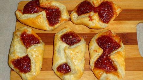 слойки с вареньем из слоеного теста