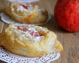 Слойки с яблоками и брусникой