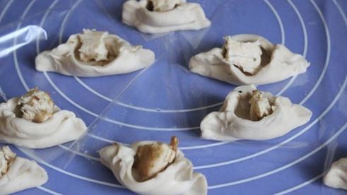 слойки с яблоками и брусникой