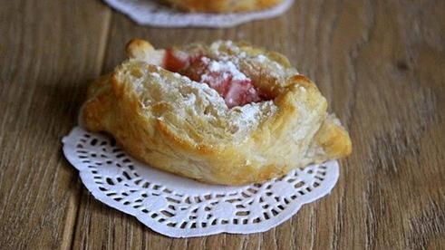 слойки с яблоками и брусникой