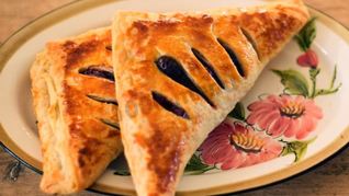 Слойки со свежесваренным вареньем из слоеного теста