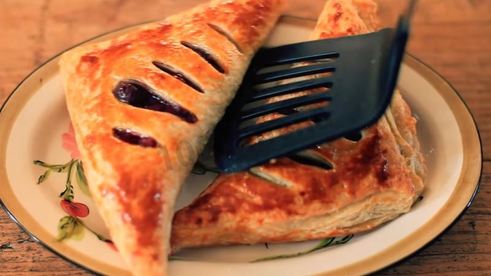 слойки со свежесваренным вареньем из слоеного теста