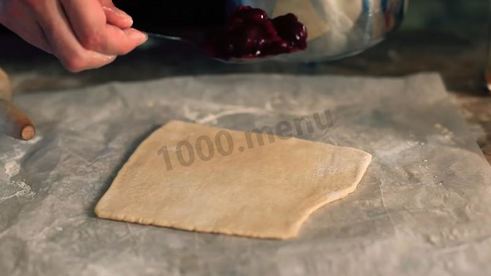 слойки со свежесваренным вареньем из слоеного теста