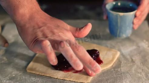 слойки со свежесваренным вареньем из слоеного теста