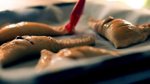 слойки со свежесваренным вареньем из слоеного теста