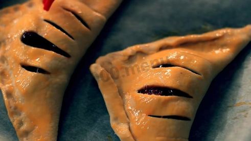 слойки со свежесваренным вареньем из слоеного теста