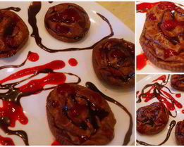 Шоколадные творожники с малиновым соусом и шоколадным топпингом