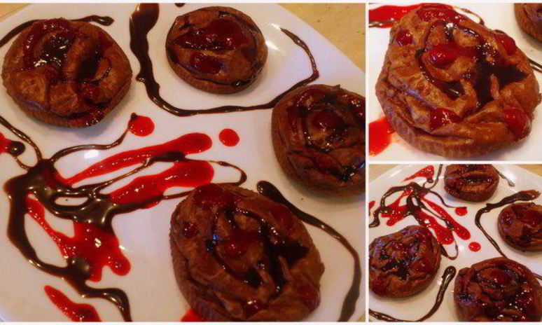 Рецепт шоколадных творожников с малиновым соусом и шоколадным топпингом