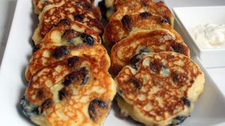 Сырники из творога с изюмом