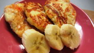 Сырники с бананом, курагой и ванильным сахаром