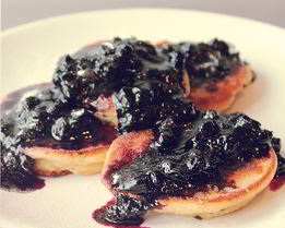 Сырники с черничным топпингом